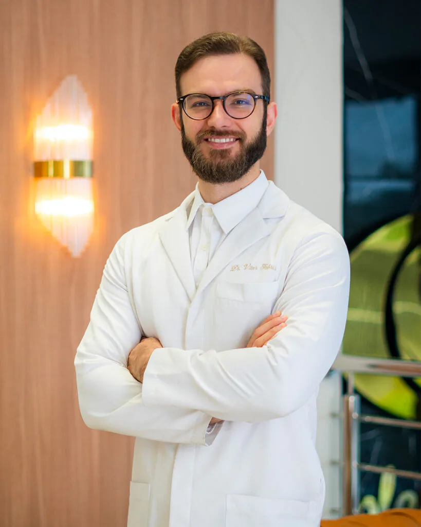 Dr Vitor Fabris, médico com experiência no tratamento do vitiligo