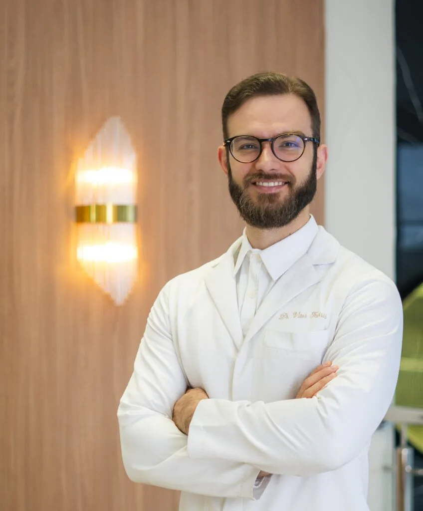 Foto do Dr Vitor Fabris sorrindo