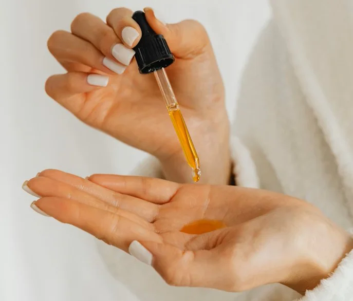 foto de sérum usando para tratamento da acne, cravos e espinhas