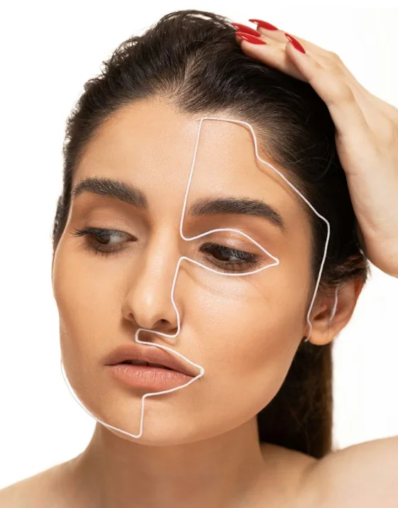 Mulher em pose artística demostrando alteraçoes faciais relacionadas à toxina botulínica